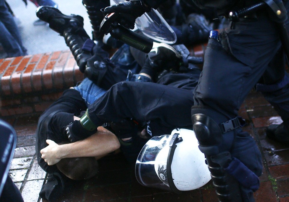 La Hamburg, 76 de poliţişti au fost răniţi uşor în ciocnirile de aseară cu participanţii la un marş împotriva summit-ului G20
