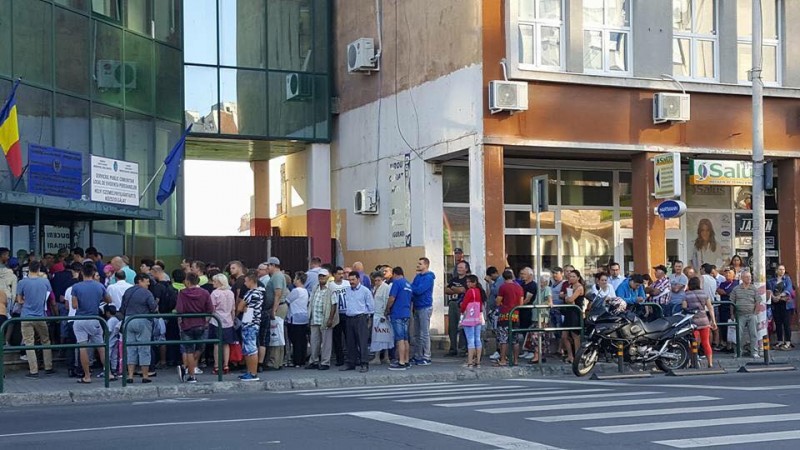 Înghesuială la serviciile de pașapoarte, înmatriculare permise și evidența persoanei din Tg. Mureș