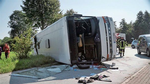 Consulul general al României la Bonn s-a deplasat, azi-dimineaţă, la spitalele unde sunt internaţi cetăţenii români răniţi, ieri, într-un accident rutier în Germania