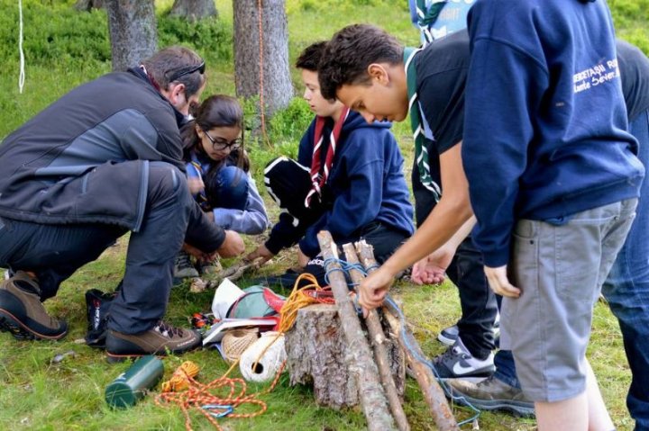1.800 de tineri merg în tabără de cercetaşi la Cristian, judeţul Braşov 1.800 de tineri merg în tabără de cercetaşi la Cristian, judeţul Braşov