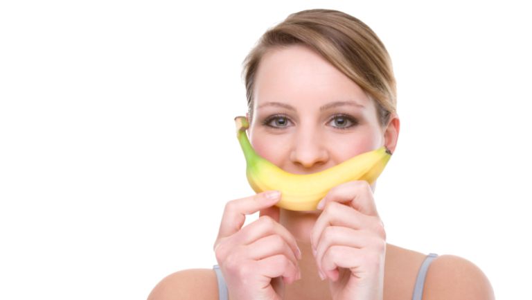 Albirea dinţilor cu coajă de banană
