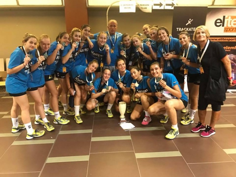 Echipa de handbal-junioare II a CS Transilvania Braşov a câştigat medaliile de argint la ,,Cell Cup” Echipa de handbal-junioare II a CS Transilvania Braşov a câştigat medaliile de argint la ,,Cell Cup”