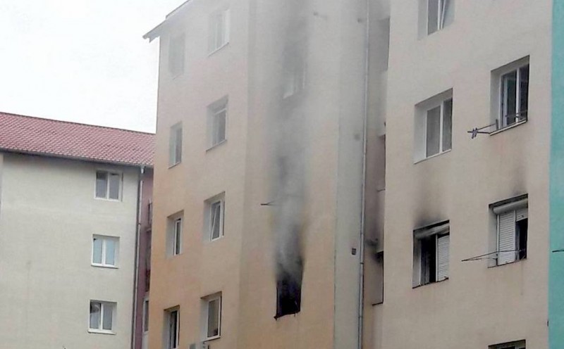 Incendiu într-un bloc de locuinţe din Sibiu