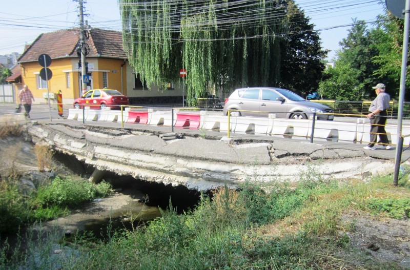 Podul de pe Pocloș așteaptă primăvara ca să intre în reparații
