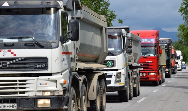 Transportatorii ameninţă cu acţiuni de protest şi blocarea transportului în toată ţara, din 25 septembrie Transportatorii ameninţă cu acţiuni de protest şi blocarea transportului în toată ţara, din 25 septembrie