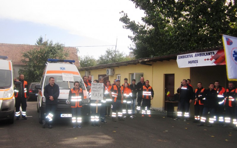 Protest al angajaților de la Ambulanța Mureș