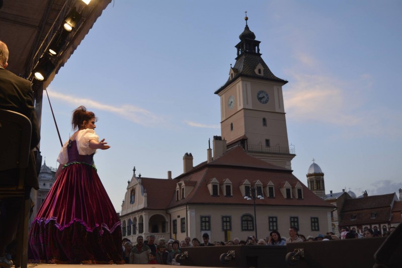 Opera din Braşov organizează, în Piaţa Sfatului, concertul extraordinar „Farmecul Operei”