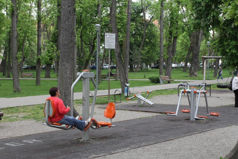 Municipalitatea brașoveană montează noi aparate de fitness în parcurile din oraș Municipalitatea brașoveană montează noi aparate de fitness în parcurile din oraș