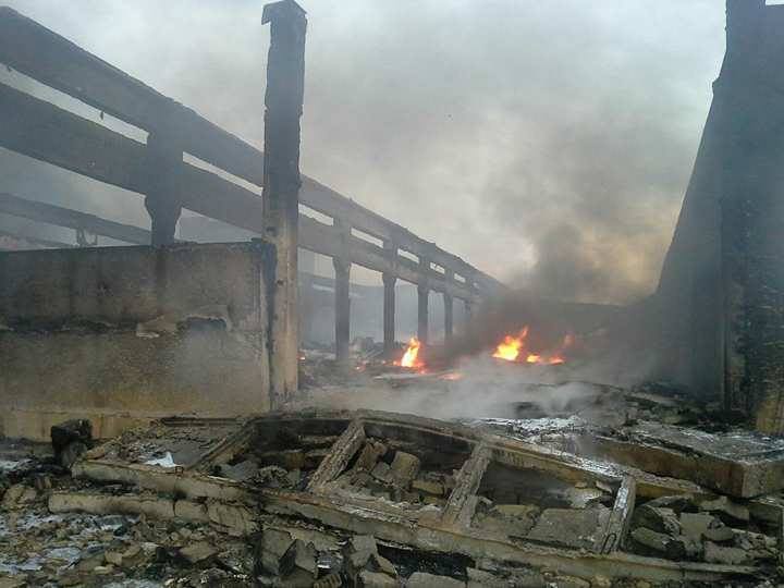 Râul Mureş, poluat în urma incendiului care a distrus fabrica de uleiuri esenţiale din Orăştie