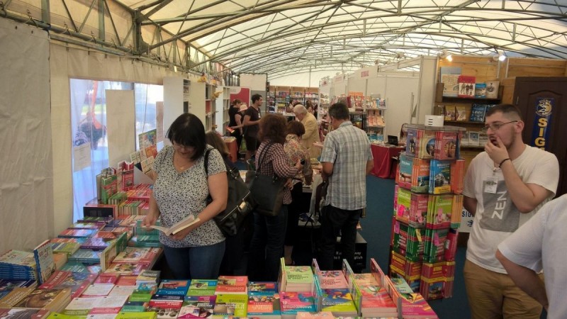 Începe Târgul Gaudeamus Carte Şcolară, în Piaţa Universităţii, până duminică