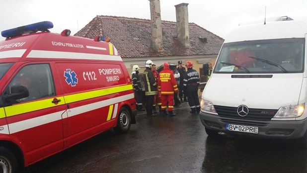 Un microbuz cu călători şi un tir, implicate într-un accident rutier pe DN13 în Brașov