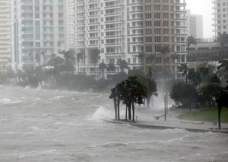 Patru români au părăsit zona afectată de uraganul Irma