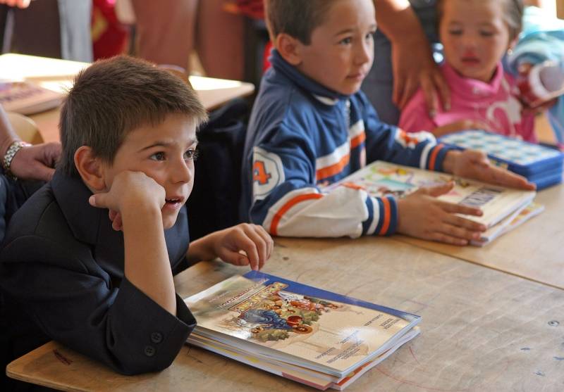 Ministerul Educaţiei a aprobat utilizarea a peste 3.300 de auxiliare didactice