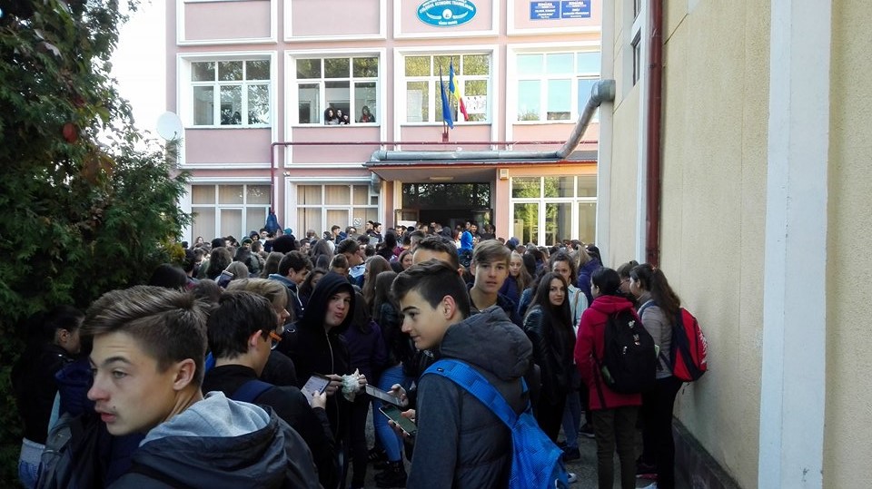Liceenii de la Colegiul Economic s-au întors în clasele lor