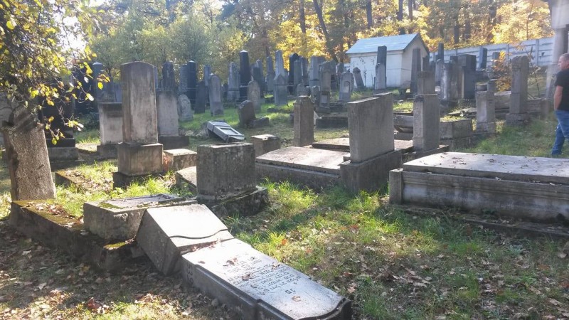 UPDATE: Dosar penal pentru vandalizarea Cimitirului evreiesc din Reghin