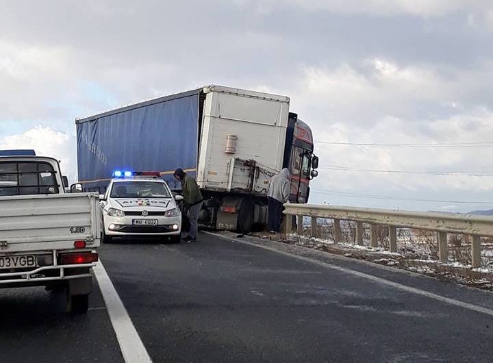 Circulaţia rutieră se desfăşoară cu dificultate pe două drumuri naţionale din judeţul Covasna