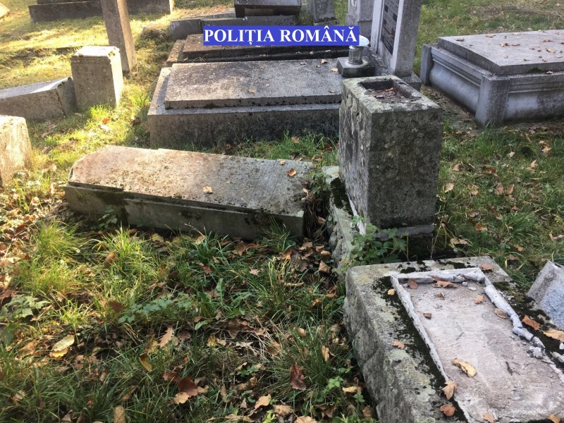 2 minori au distrus marţi un monument funerar în Reghin