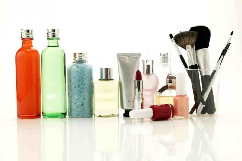 Cosmetice cu ingrediente periculoase, comercializate într-o reţea de magazine din Braşov şi Sibiu