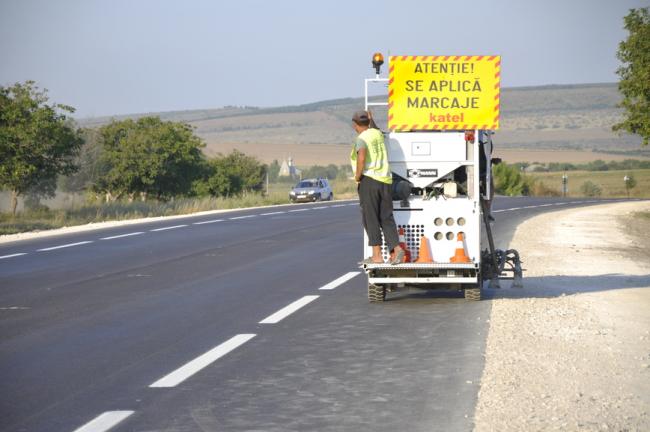 Lucrări pentru aplicarea marcajelor de presemnalizare pe DN1