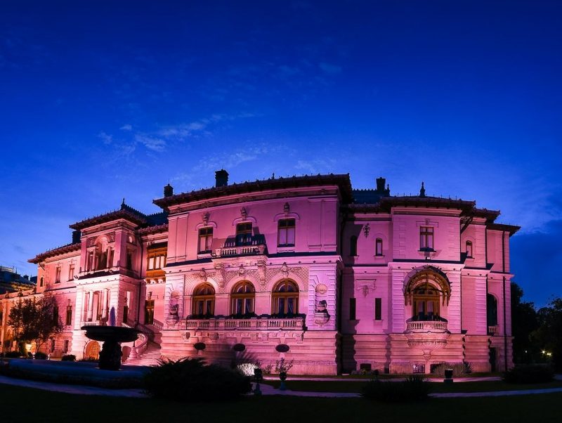 Palatul Cotroceni iluminat în roz de Ziua Internaţională a luptei împotriva cancerului de sân