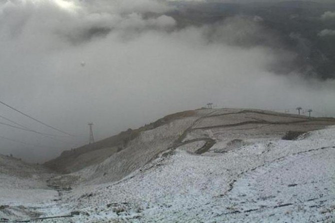 Traficul rutier pe Transfăgărăşan, între Bâlea Lac şi Bâlea Cascadă, se desfăşoară cu dificultate