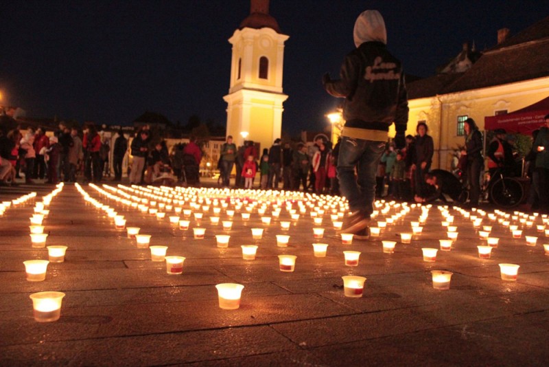 Se aprind lumânările în semn de solidaritate cu nevoiașii