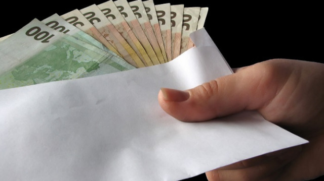 Angajată a DGASPC Braşov, cercetată pentru luare de mită şi trafic de influenţă
