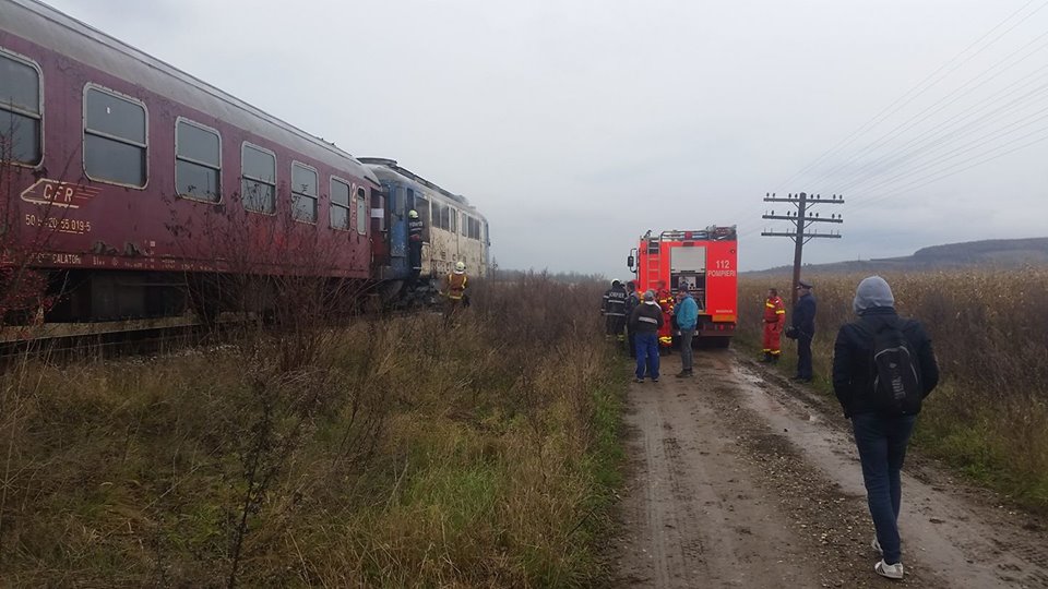 Locomotiva unui tren în care se aflau 100 de pasageri a luat foc în Mureş
