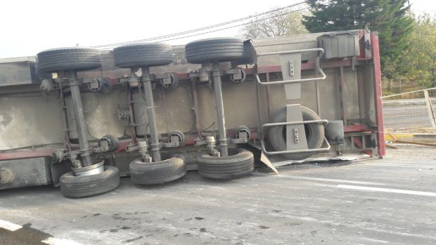 Tir răsturnat pe DN 12