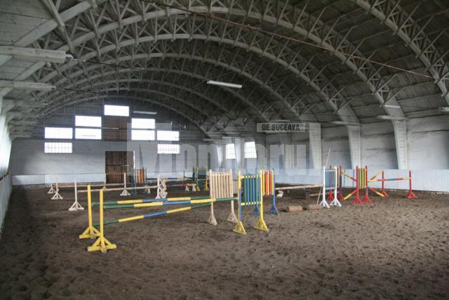 Un manej acoperit va fi amenajat în incinta Centrului de echitaţie construit de Primăria Sfântu Gheorghe