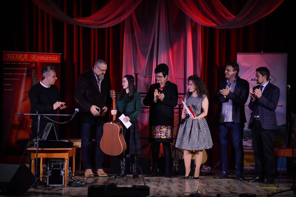 Trofeul Acustic Live de la Reghin este al singurei voci feminine din festival: Iulia Mitrea