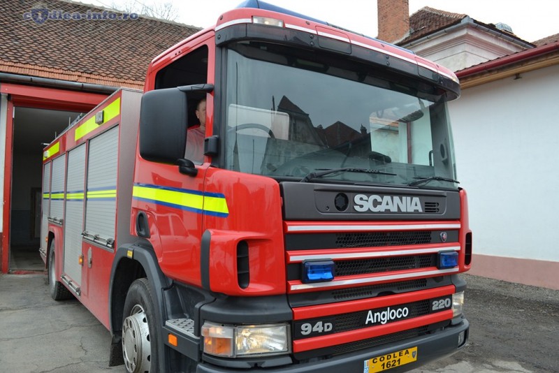 Cabană cuprinsă de un incendiu, în apropiere de Codlea