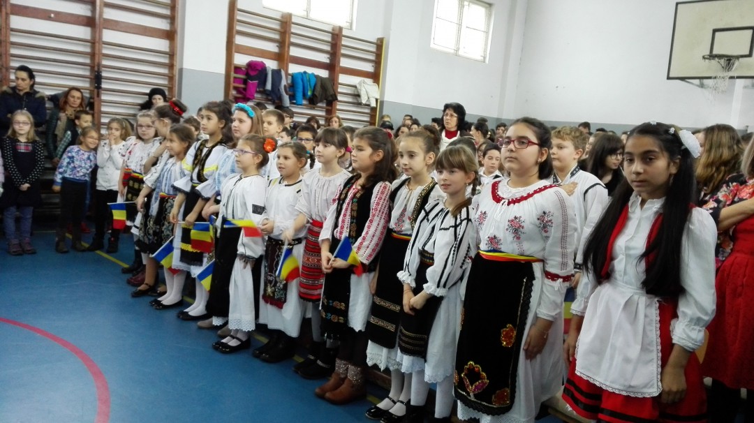 Elevii târgumureșeni îi cântă României