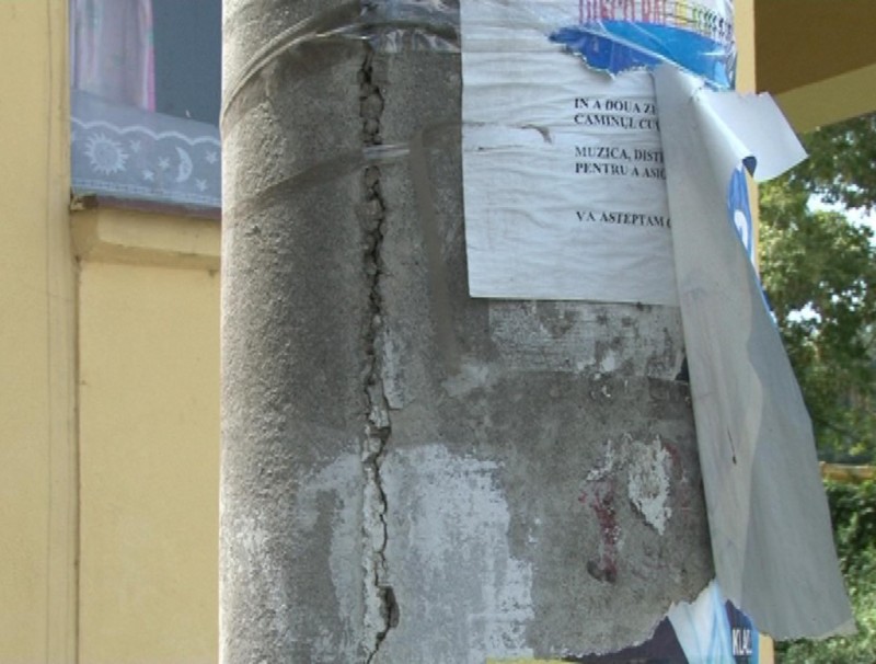 Poliția Locală a amendat un cetățean care lipea ilegal afișe pe domeniul public al muncipiului