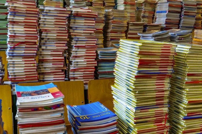 Elevii claselor a VII-a vor începe cursurile fără toate manualele pe bănci