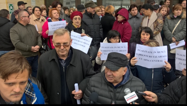 UPDATE: Angajații APIA Mureș se întorc dezamăgiți de la protestul din capitală