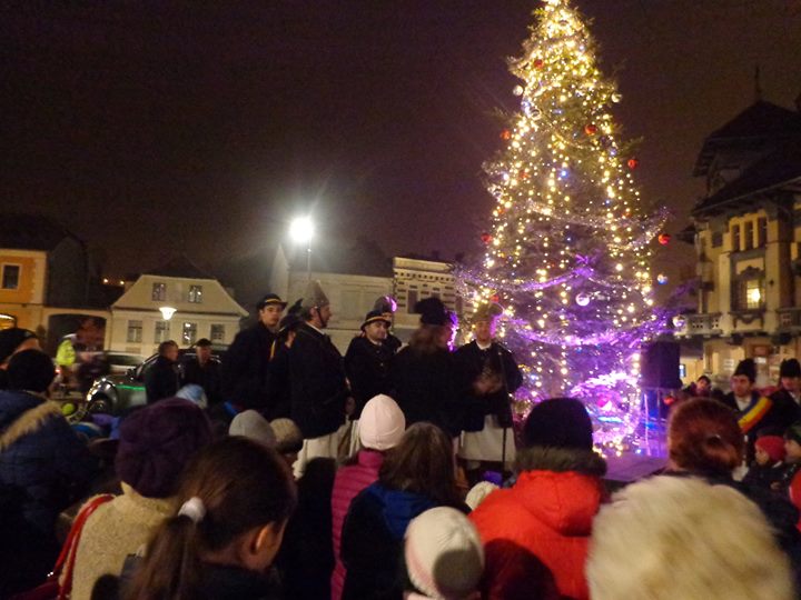 Colindele Junilor se aud în Piața Unirii din Brașov Colindele Junilor se aud în Piața Unirii din Brașov