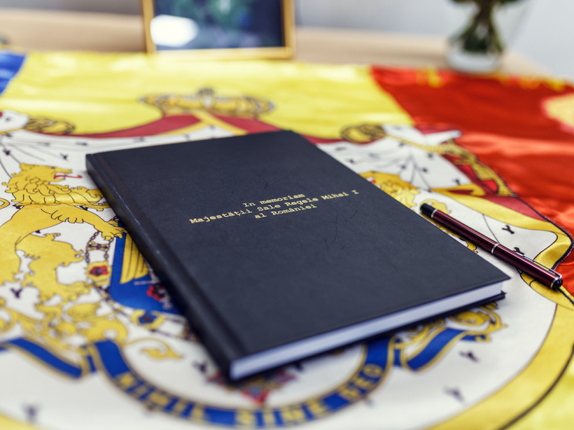 Carte de condoleanţe în memoria Regelui Mihai I, la Palatul Administrativ din Tîrgu Mureş