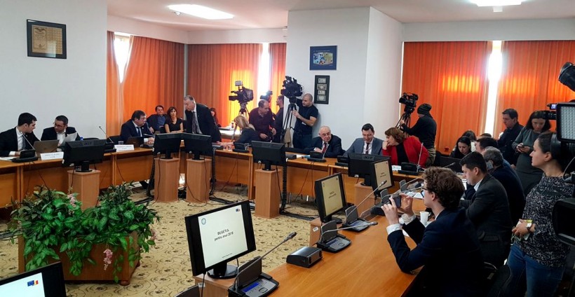 Comisiile reunite de buget-finanţe ale Camerei Deputaţilor şi Senatului reiau dezbaterile