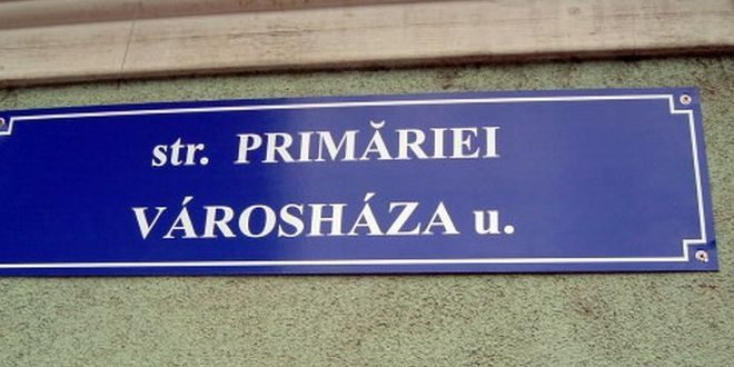 Prefectul de Mureş consideră ilegale deciziile privind înscripţionarea bilingvă a denumirilor străzilor