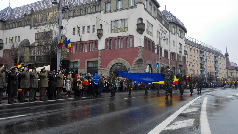 Parada militară de ziua națională a scos din casă mii de târgumureșeni Parada militară de ziua națională a scos din casă mii de târgumureșeni