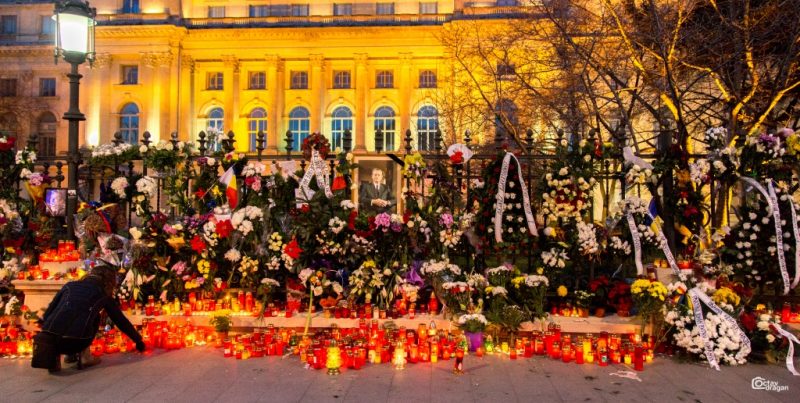 Palatul Regal din Bucureşti a rămas deschis peste noapte pentru toţi cei care au dorit să aducă un ultim omagiu Regelui Mihai Palatul Regal din Bucureşti a rămas deschis peste noapte pentru toţi cei care au dorit să aducă un ultim omagiu Regelui Mihai