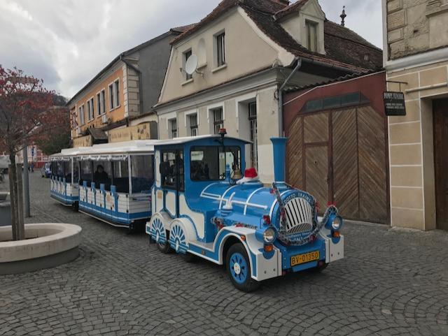 Trenuleţ pus la dispoziţia turiştilor care vor să viziteze centrul vechi al Brașovului