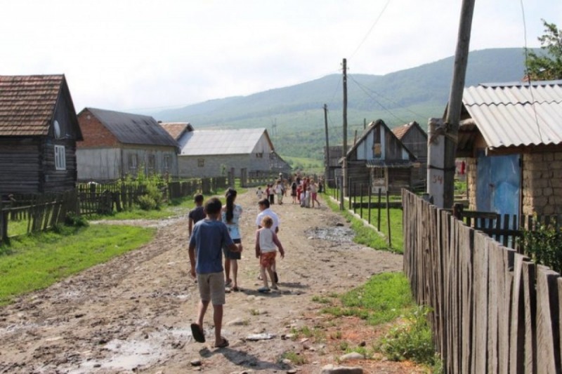 Aproape o cincime dintre tinerii români nu finalizează învăţământul de bază