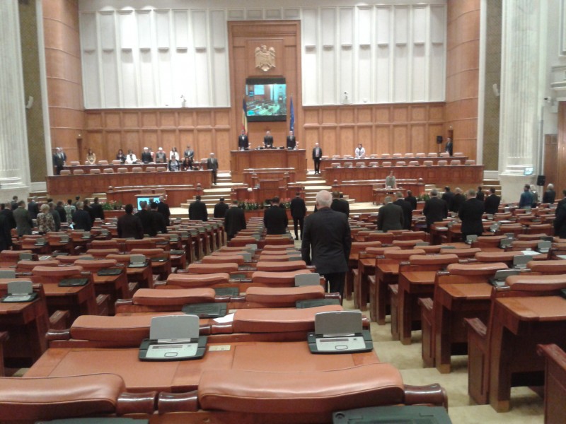 Deputaţii au început şedinţa în plen de astăzi prin păstrarea unui moment de reculegere în memoria Regelui Mihai Deputaţii au început şedinţa în plen de astăzi prin păstrarea unui moment de reculegere în memoria Regelui Mihai