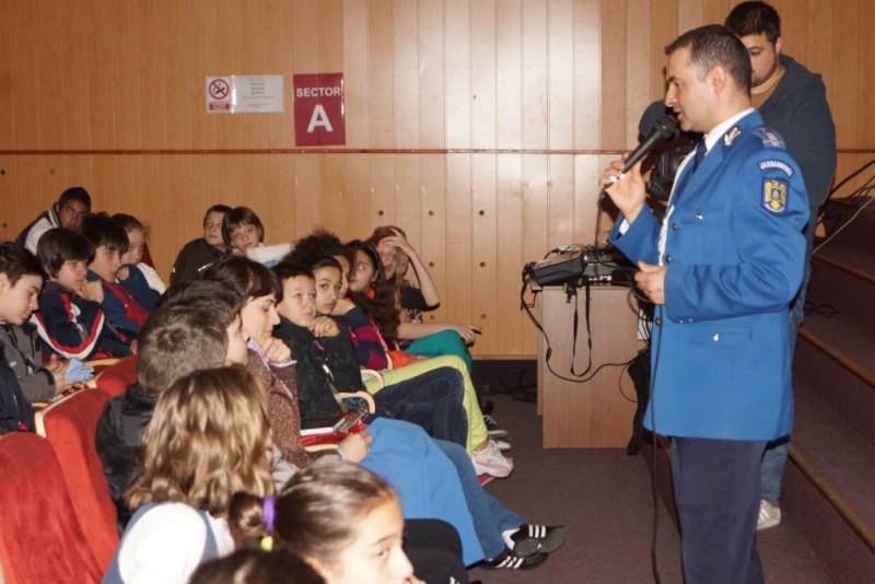 Jandarmii toplițeni și-au deschis porțile pentru elevi