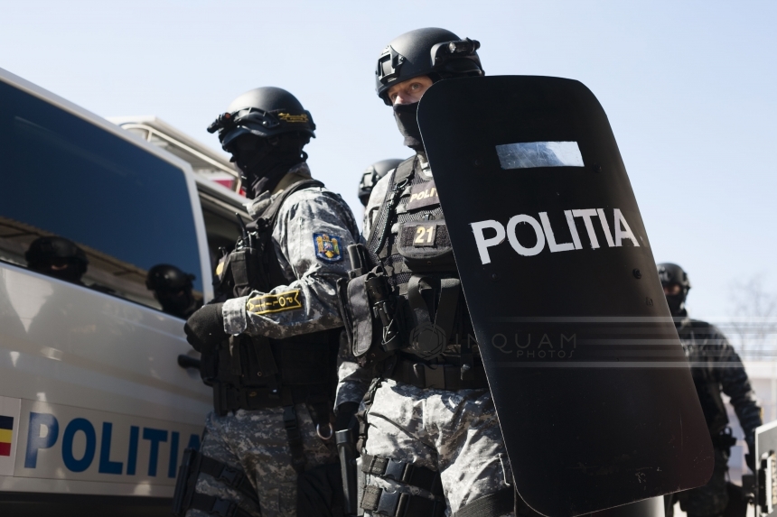 Poliţistul rănit în misiune este în stare critică