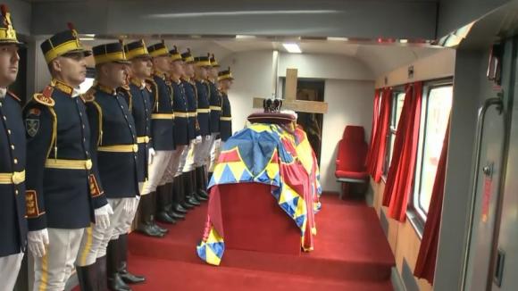 Trenul Regal a pornit spre Curtea de Argeş Trenul Regal a pornit spre Curtea de Argeş