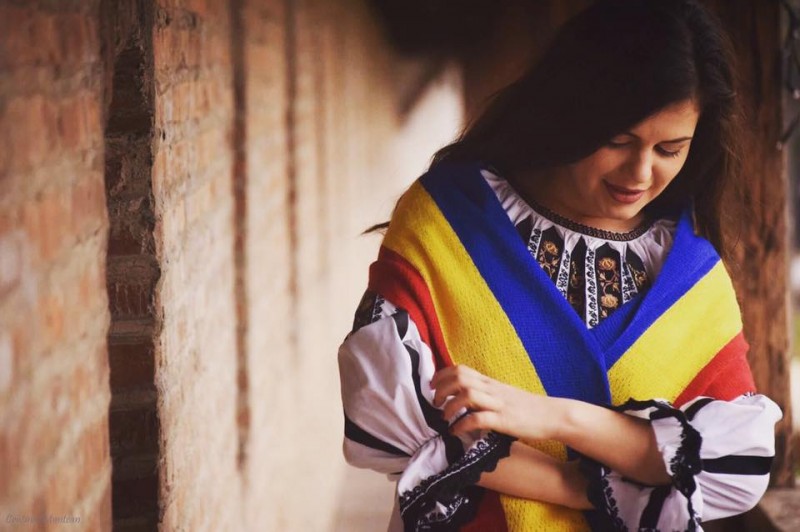 România de nota 10: Ina Todoran, vocea cristalină a Ardealului, împleteşte cu succes pasiunea pentru folclor cu cea pentru artele vindecării