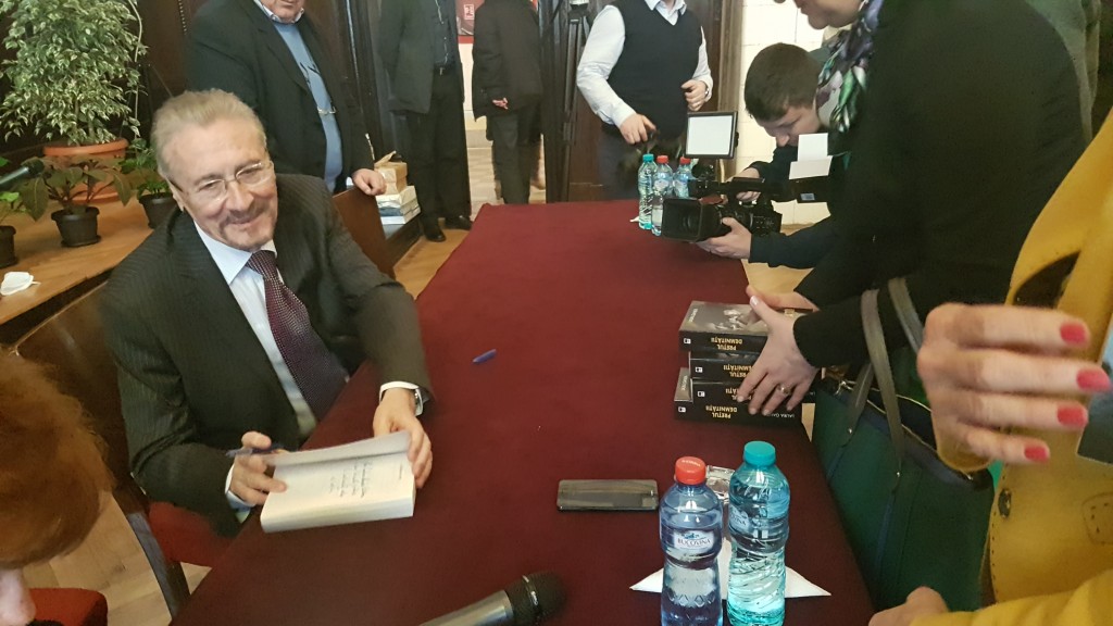 Emil Constantinescu a lansat cartea despre viața sa la Tîrgu-Mureș